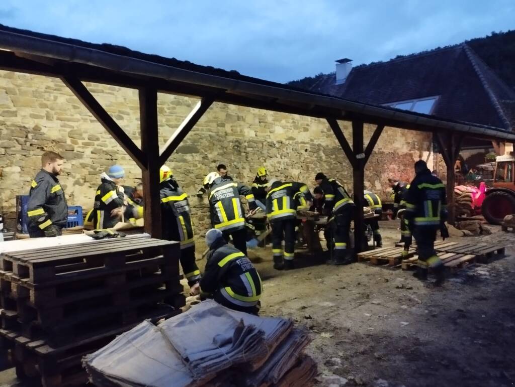 Assistenzeinsatz: Sandsäcke füllen für Hadersdorf