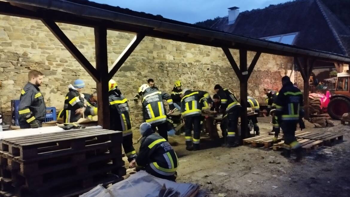 Assistenzeinsatz: Sandsäcke füllen für Hadersdorf